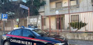 Carabiniere libero dal servizio riconosce un ricercato e lo fa arrestare