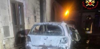 In fiamme due Renault Clio a San Donato di Lecce: danni ad una abitazione