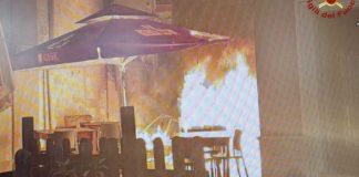 Parabita, incendio agli arredi esterni di un ristorante