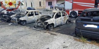 Trepuzzi, incendio distrugge sei auto in via Guglielmo Pepe