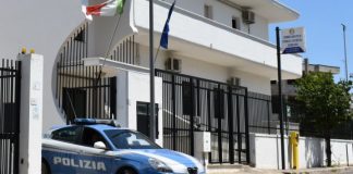 Tenta la fuga all'”alt” della Polizia e rischia di investire i pedoni: 35enne torna ai domiciliari