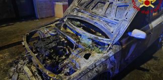 Audi A4 in fiamme a Taurisano: sul posto Carabinieri e Vigili del Fuoco