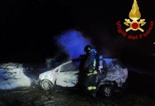 Due auto in fiamme nella notte salentina: le operazioni dei Vigili del Fuoco