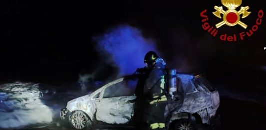 Due auto in fiamme nella notte salentina: le operazioni dei Vigili del Fuoco