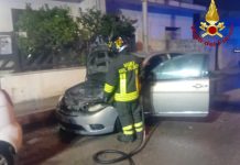 Due auto in fiamme a San Donato di Lecce