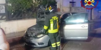 Due auto in fiamme a San Donato di Lecce