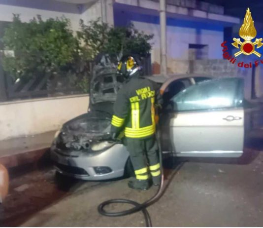 Due auto in fiamme a San Donato di Lecce