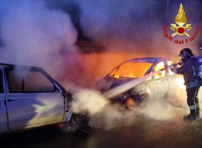 Auto in fiamme