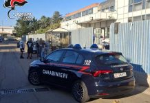 I carabinieri accolgono gli studenti nel primo giorno di scuola