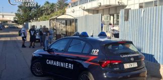 I carabinieri accolgono gli studenti nel primo giorno di scuola