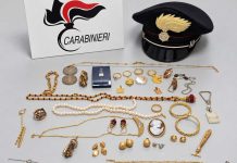76enne riceve la chiamata dal “Comando dei Carabinieri”, ma è una truffa: 2 arresti