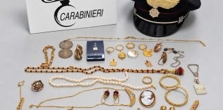 76enne riceve la chiamata dal “Comando dei Carabinieri”, ma è una truffa: 2 arresti