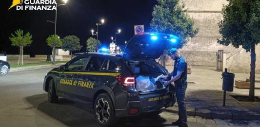 70mila prodotti non a norma, 3 depositi clandestini: 31 denunce nel Leccese