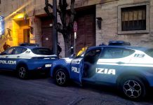 Semina il panico in piazzetta Santa Chiara, si denuda e ferisce 2 poliziotti: arrestato 28enne