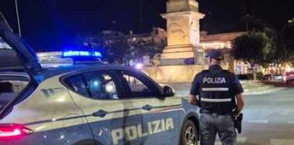 Fuggono in monopattino, ma la Polizia li intercetta: 25enne denunciato per detenzione ai fini di spaccio