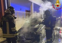 Auto distrutta dalle fiamme nella notte a Melendugno